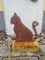 Preview: Sitzende Katze auf einer Platte