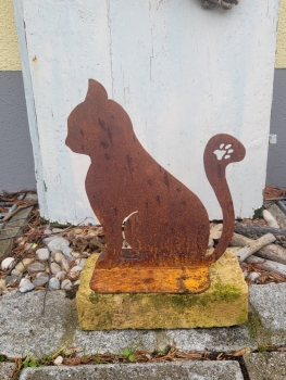 Sitzende Katze auf einer Platte