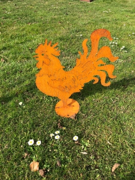 Hahn, Gockel, auf Platte mit buschigen Federn, Edelrost,  43x43 cm