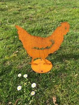 Ein laufendes Deko Huhn auf Platte