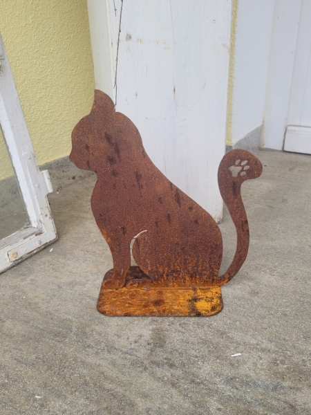 Sitzende Katze auf einer Platte